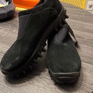 Salomon winter lug sole shoes